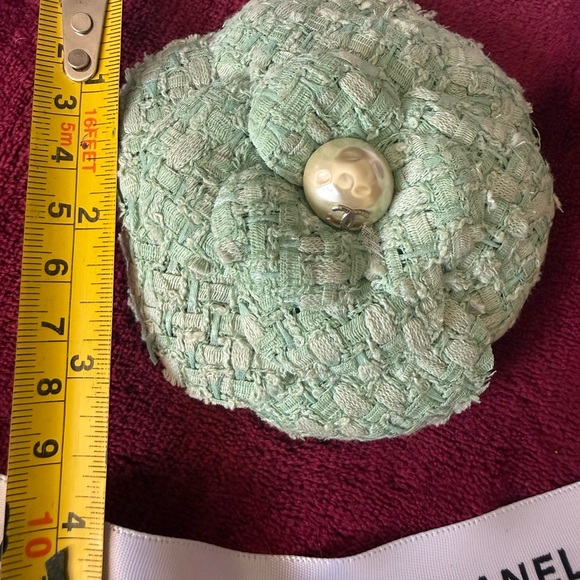 CHANEL 14C Mint Green‎ Tweed Camellia Flower Brooch with Pearl CC Center & Box - Picture 8 of 10